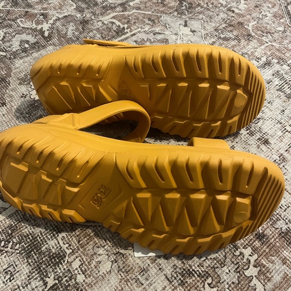 **SOLD**- Teva Hurricane Drift sandals - Picture 2 of 3